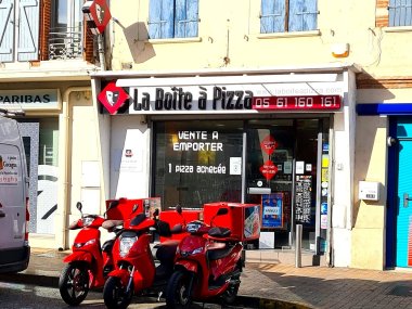 devanture et scooters livraison gares devant la boite a pizza de tournefeuille