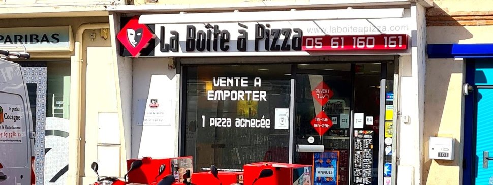 devanture et scooters livraison gares devant la boite a pizza de tournefeuille